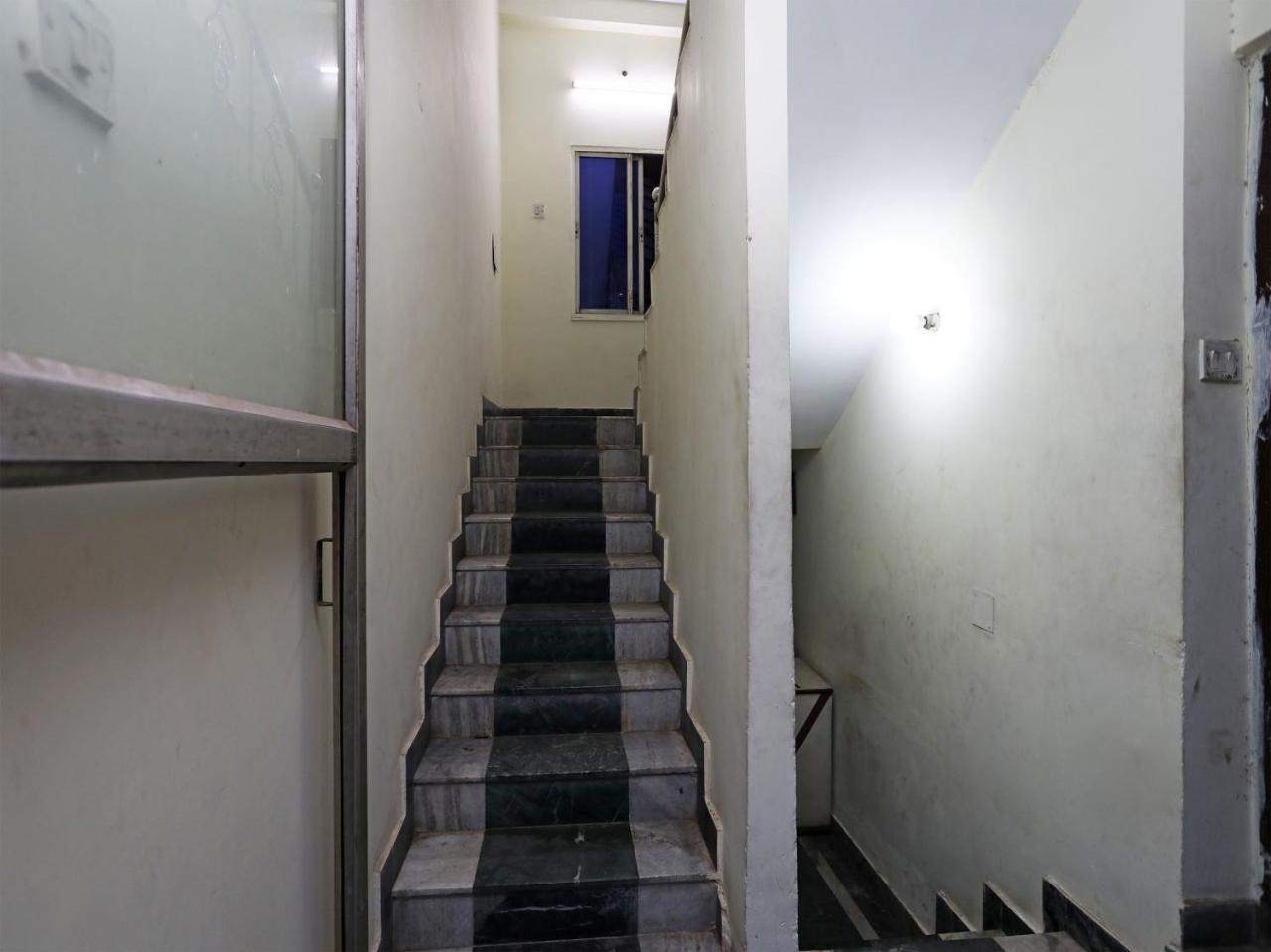 Oyo 13906 Vinita Inn Santragachi Экстерьер фото